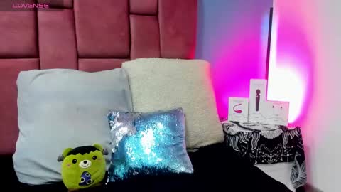 Snapshot of niinaink chatting on 02.20.25 NINAINK online show from 02.20.25