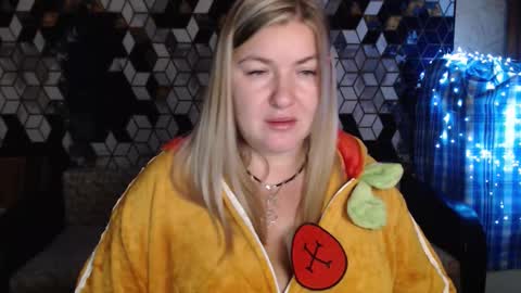 Snapshot of nikaskylink chatting on 12.17.25 Nika online show from 12.17.25