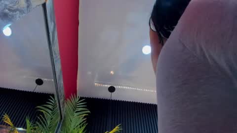 Snapshot of nikii_white chatting on 12.20.24 nikii_white online show from 12.20.24