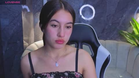 Snapshot of nikka_tx chatting on 12.18.25 Online 2200 to 600 online show from 12.18.25