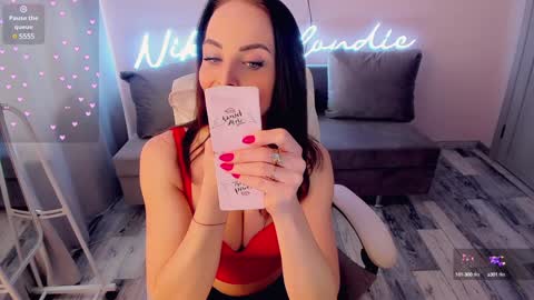 nikki_blondiee online show from 01.22.25