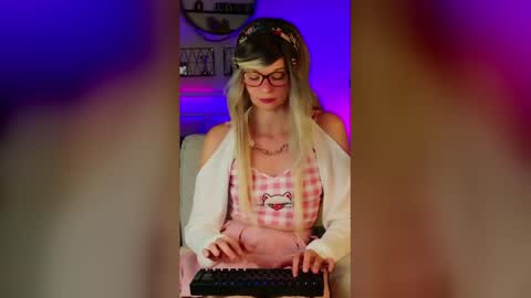 Snapshot of nikki_goldberg chatting on 06.08.26 Kitty Chatte online show from 06.08.26