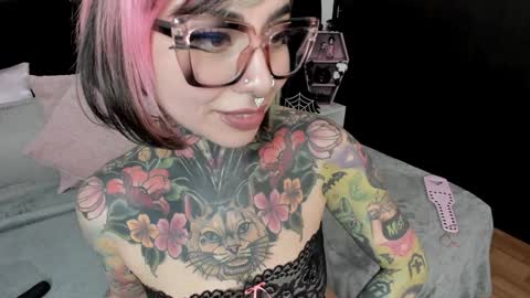 Snapshot of nikkiramone chatting on 01.04.25 Nikki Ramone online show from 01.04.25
