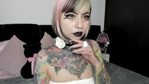 Snapshot of nikkiramone chatting on 01.08.25 Nikki Ramone online show from 01.08.25