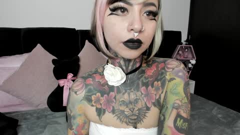 Snapshot of nikkiramone chatting on 01.08.25 Nikki Ramone online show from 01.08.25
