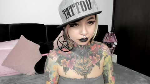 Snapshot of nikkiramone chatting on 01.10.25 Nikki Ramone online show from 01.10.25