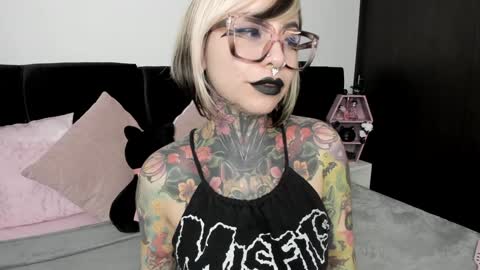 Snapshot of nikkiramone chatting on 01.13.25 Nikki Ramone online show from 01.13.25