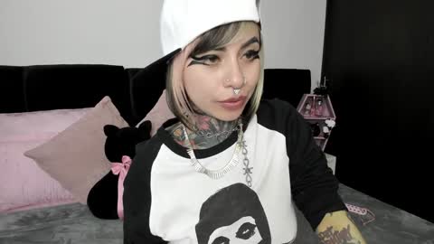 Snapshot of nikkiramone chatting on 01.22.25 Nikki Ramone online show from 01.22.25