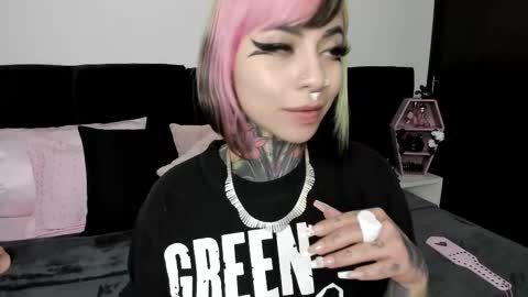 Snapshot of nikkiramone chatting on 02.11.25 Nikki Ramone online show from 02.11.25