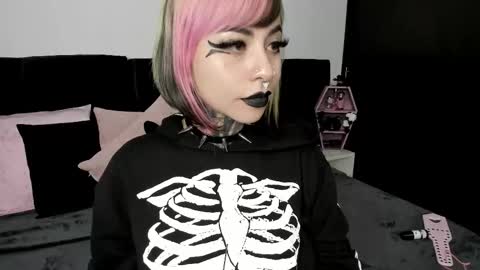 Snapshot of nikkiramone chatting on 02.12.25 Nikki Ramone online show from 02.12.25