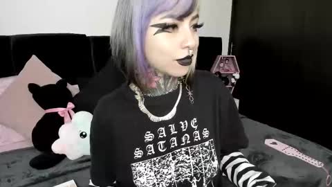Snapshot of nikkiramone chatting on 03.12.25 Nikki Ramone online show from 03.12.25