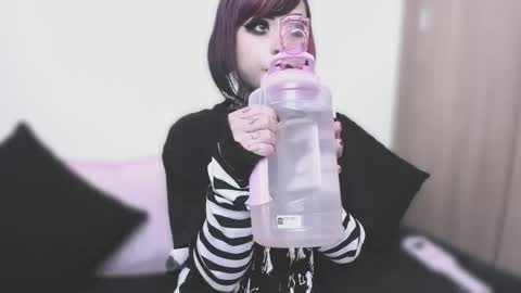 Snapshot of nikkiramone chatting on 09.11.25 Nikki Ramone online show from 09.11.25
