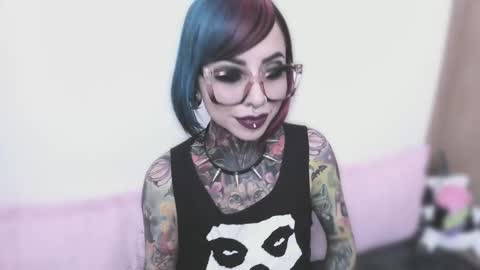 Snapshot of nikkiramone chatting on 09.25.25 Nikki Ramone online show from 09.25.25