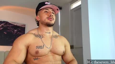 Snapshot of nikolaylisin chatting on 12.19.25 Niko online show from 12.19.25