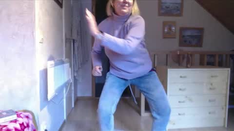 Nikole1 online show from 11.21.25