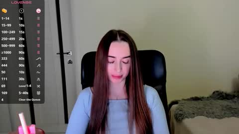 Snapshot of nikoll_s chatting on 11.10.25 online show from 11.10.25