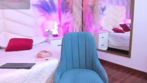 Snapshot of nina__ford chatting on 03.25.26 nina__ford online show from 03.25.26
