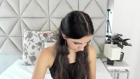 Snapshot of nina_pons chatting on 10.06.25 Nina online show from 10.06.25