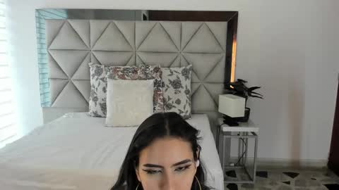 Snapshot of nina_pons chatting on 10.17.25 Nina online show from 10.17.25