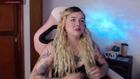 Snapshot of ninaxxstorm chatting on 09.28.25 Nina online show from 09.28.25