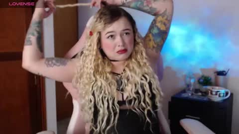 Snapshot of ninaxxstorm chatting on 10.01.25 Nina online show from 10.01.25