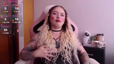 Snapshot of ninaxxstorm chatting on 12.18.25 Nina online show from 12.18.25