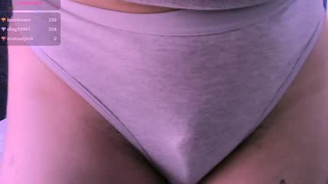 Snapshot of ninayellow chatting on 01.20.25 Nina online show from 01.20.25