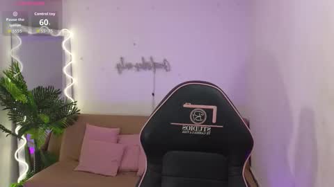 Snapshot of ninna_tay chatting on 12.02.25 Ninnaaaa online show from 12.02.25