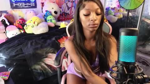 NIVIA WOLFE online show from 12.22.25