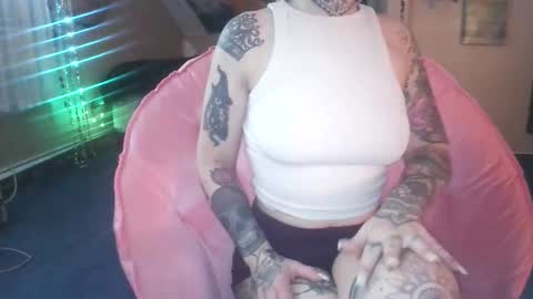 Snapshot of no_facequeen chatting on 12.16.25 Leah online show from 12.16.25