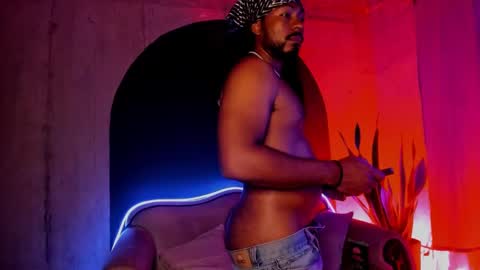 Snapshot of noah_jones__ chatting on 12.12.24 Noah online show from 12.12.24