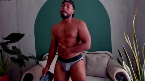 Snapshot of noah_jones__ chatting on 11.11.25 Noah online show from 11.11.25