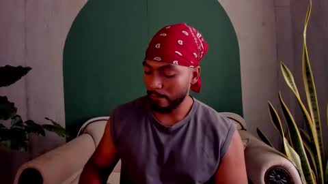 Snapshot of noah_jones__ chatting on 11.12.25 Noah online show from 11.12.25