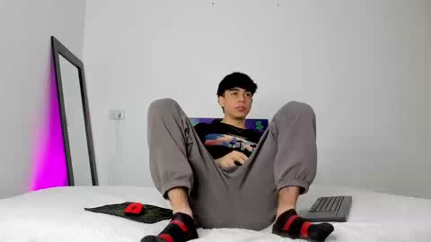 Snapshot of noah_loveboy chatting on 09.10.25 Noah online show from 09.10.25