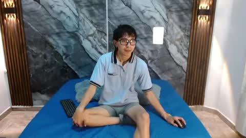Snapshot of noahwalker__ chatting on 04.19.26 online show from 04.19.26
