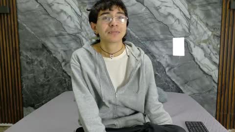 Snapshot of noahwalker__ chatting on 05.11.26 online show from 05.11.26
