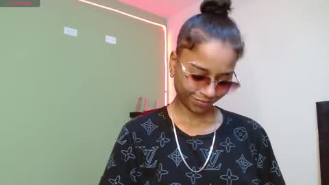 Snapshot of noha_thomson chatting on 01.21.25 Noha Thomson online show from 01.21.25