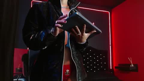 Snapshot of noha_thomson chatting on 10.28.25 Noha Thomson online show from 10.28.25