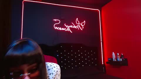 Snapshot of noha_thomson chatting on 11.22.25 Noha Thomson online show from 11.22.25