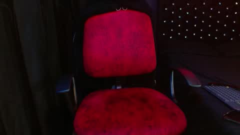 Snapshot of noha_thomson chatting on 11.25.25 Noha Thomson online show from 11.25.25