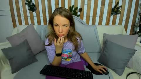 Snapshot of nora_adamss chatting on 12.25.24 Nora online show from 12.25.24