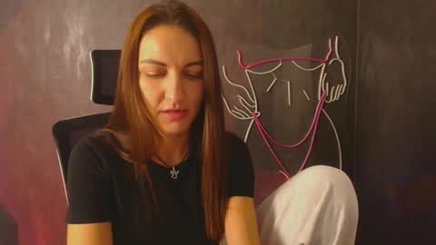 Snapshot of nora_n chatting on 10.08.25 Nora online show from 10.08.25