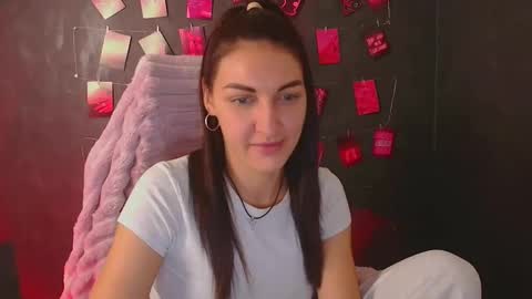 Snapshot of nora_n chatting on 11.11.25 Nora online show from 11.11.25