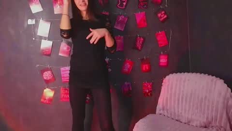 Snapshot of nora_n chatting on 12.22.25 Nora online show from 12.22.25