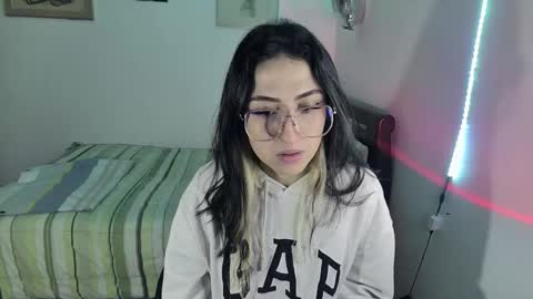 Snapshot of nymph_frida chatting on 02.28.25 Frida online show from 02.28.25