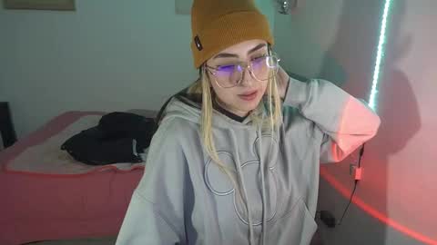 Snapshot of nymph_frida chatting on 09.10.25 Frida online show from 09.10.25