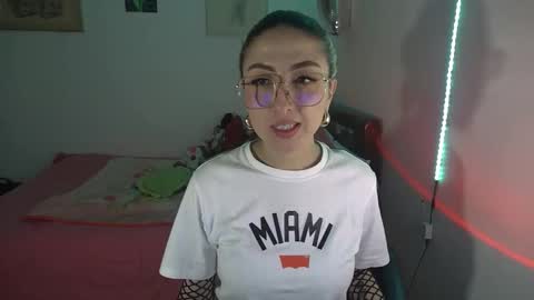 Snapshot of nymph_frida chatting on 12.05.25 Frida online show from 12.05.25