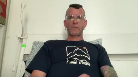 Snapshot of o_johnny_deep_o chatting on 04.08.26 Jonathan Deep online show from 04.08.26