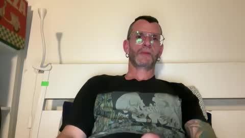 Snapshot of o_johnny_deep_o chatting on 05.08.26 Jonathan Deep online show from 05.08.26