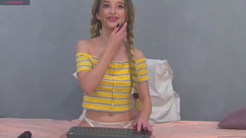 Snapshot of odettebensen chatting on 12.28.24 Odette online show from 12.28.24